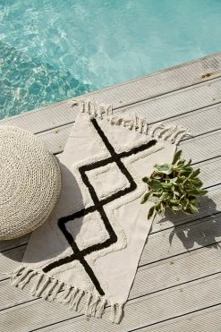 Adika O’Conner Tufted Rectangular Rug