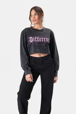 Adika DIFFERENT Cropped Tee OUTLET